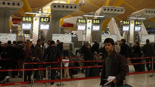 Un piano «mágico» que toca solo amenizará la espera a los pasajeros en la T-4 de Barajas
