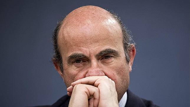 Luis de Guindos: «Es necesario subir los impuestos por un acto de responsabilidad»