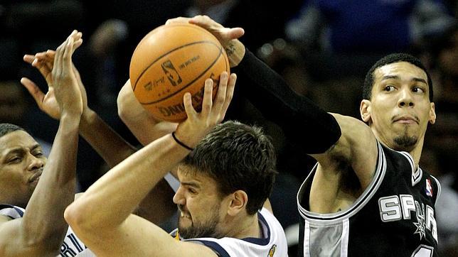 Bonner, Duncan y la defensa dejaron a los Grizzlies en crisis de juego