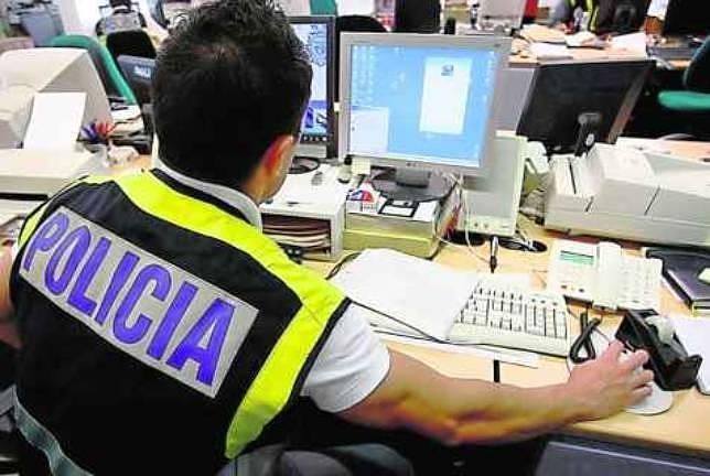 Finge ser una joven en la red para obtener fotos de menores desnudos