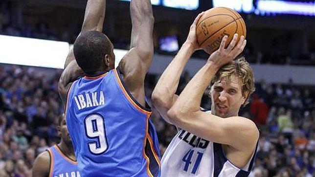 Ibaka marca su territorio frente a los Mavericks de Nowitzki