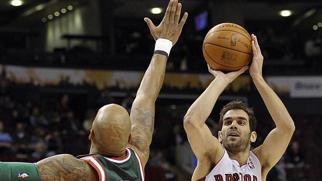 Las 15 asistencias de Calderón no ganan contra los Bucks
