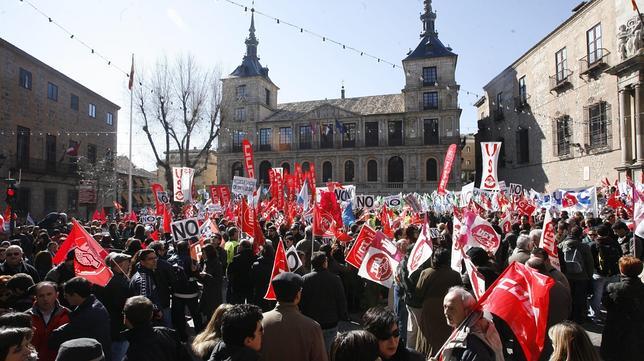 Miles de personas se manifiestan contra los recortes