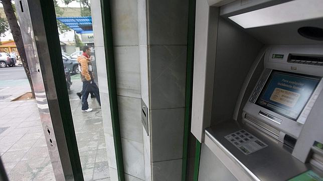 Detenido por robar más de 5.000 euros en cajeros automáticos mediante el método del «cash trapping»