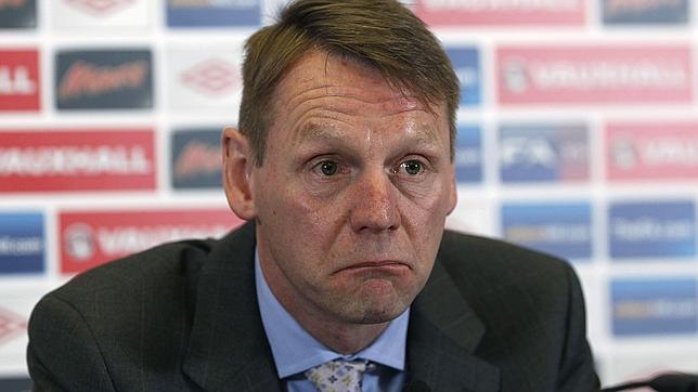 Pearce se ofrece para la Eurocopa