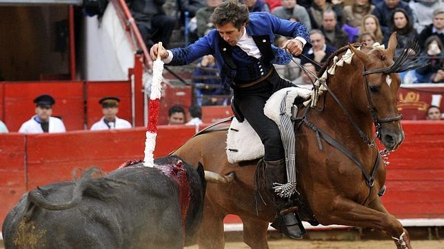 Spínola sale a hombros y Hermoso corta una oreja en Mérida