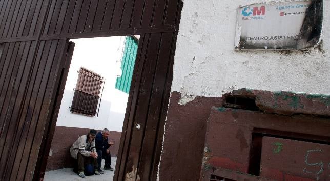 Encierro de trabajadores por los cierres en la red regional de drogodependientes
