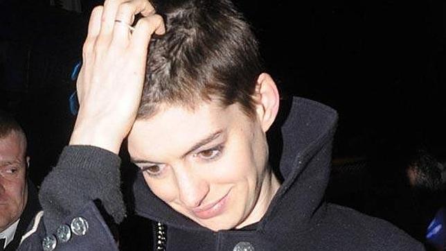 Anne Hathaway se corta el pelo como un chico para su papel en «Los Miserables»