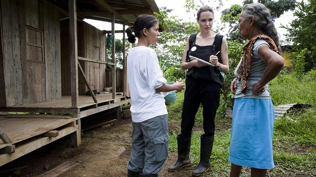 Angelina Jolie, premio a la famosa más solidaria, y vuelta a casa de Miguel Boyer