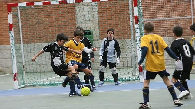 Jugar al fútbol para tener buenas notas en el cole