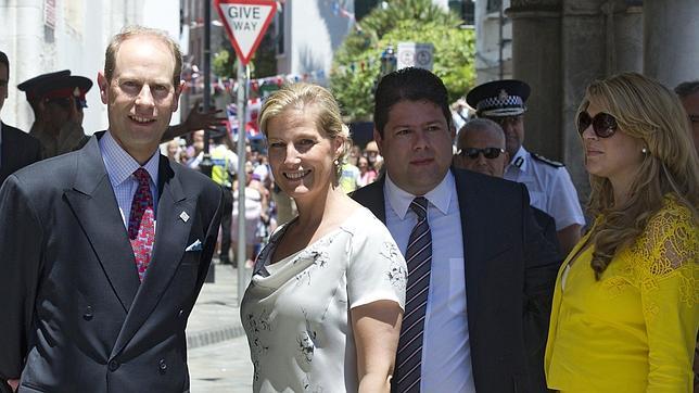 Gibraltar afirma ante el Príncipe Eduardo que se siente «atacada y hostigada» por España
