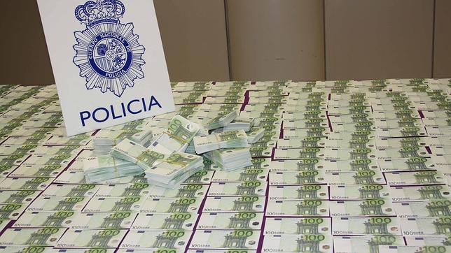 «Toque, mire y gire»: cómo detectar un billete falso
