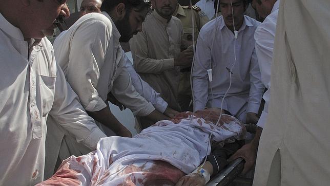 Una niña que promueve la educación en Pakistán, acallada a tiros por los talibanes