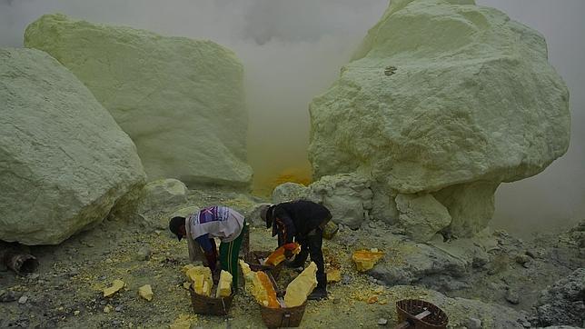 El oficio más duro del mundo: las mulas humanas de Kawah Ijen