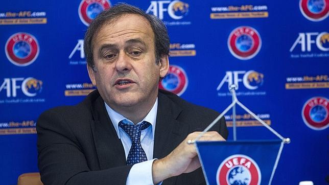 Platini: «Prefiero utilizar el dinero de la tecnología en el fútbol base»