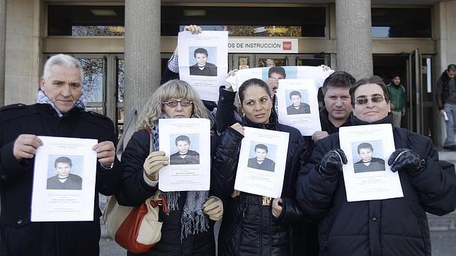 Los padres del niño rumano que apareció muerto protestan en Plaza de Castilla