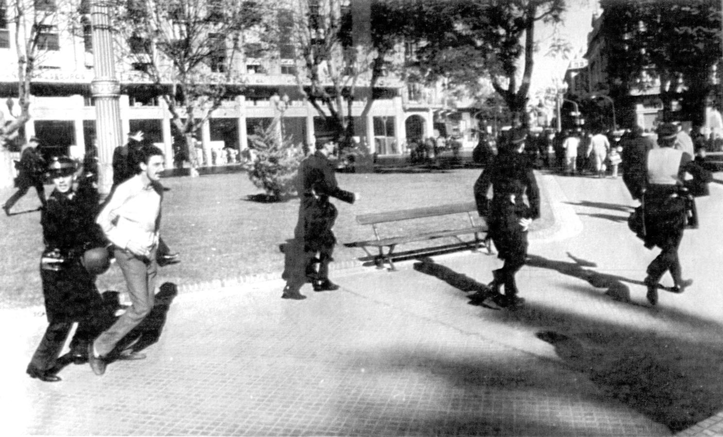 Manifestación en la plaza de Mayor de Buenos Aires contra la actitud del gobierno militar frente al problema de las Malvinas.