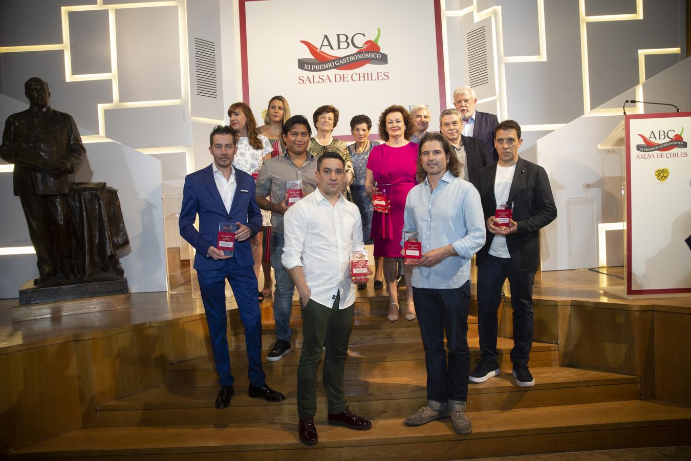Foto de familia del jurado y los premiados