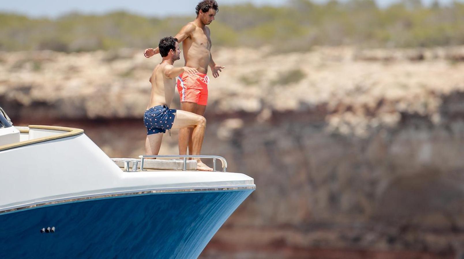 Rafa Nadal disfrutando de su barco