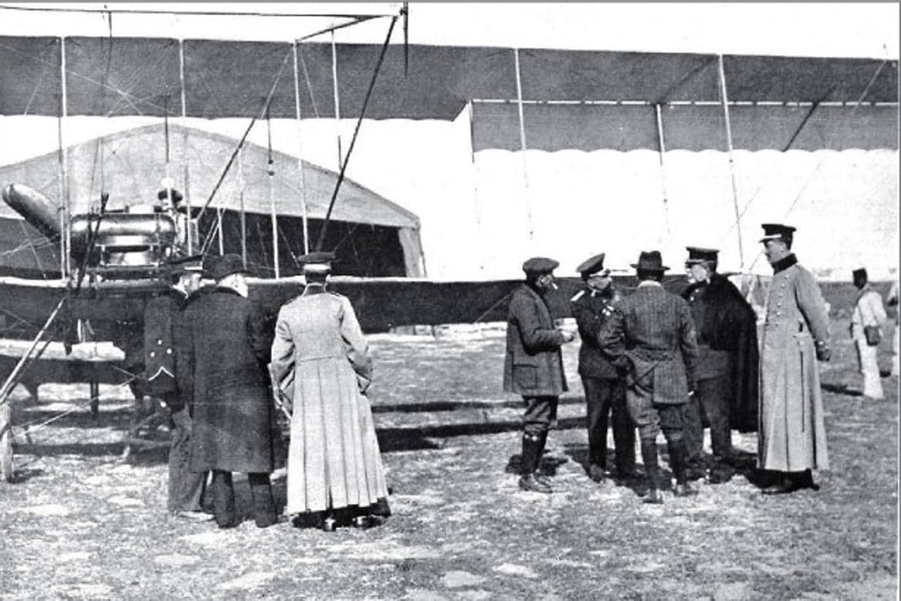 Marzo de 1911. Militares ante los primeros aviones Henri Farman llegados al aeródromo de Carabanchel. La Ilustración Española y Americana (15 de abril de 1911)