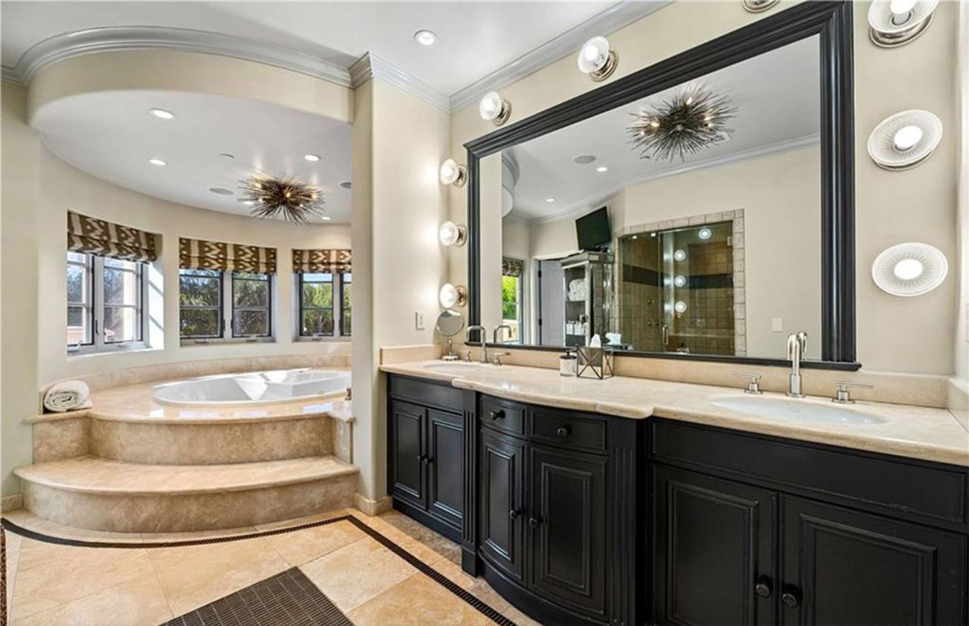 Kaley Cuoco vende, por 3,65 millones, la mansión que compró a Khloé