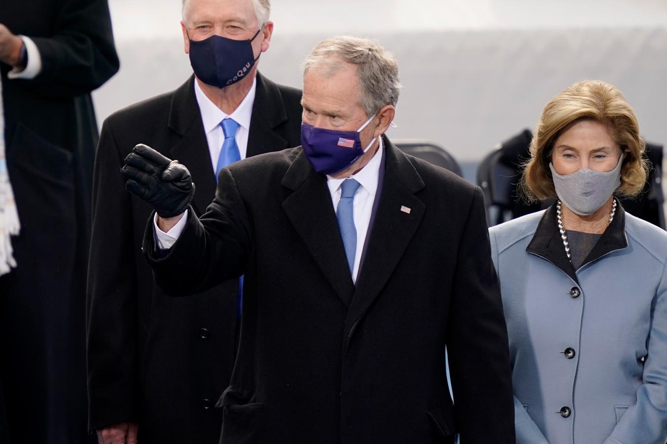 El matrimonio Bush, durante su llegada a la investidura