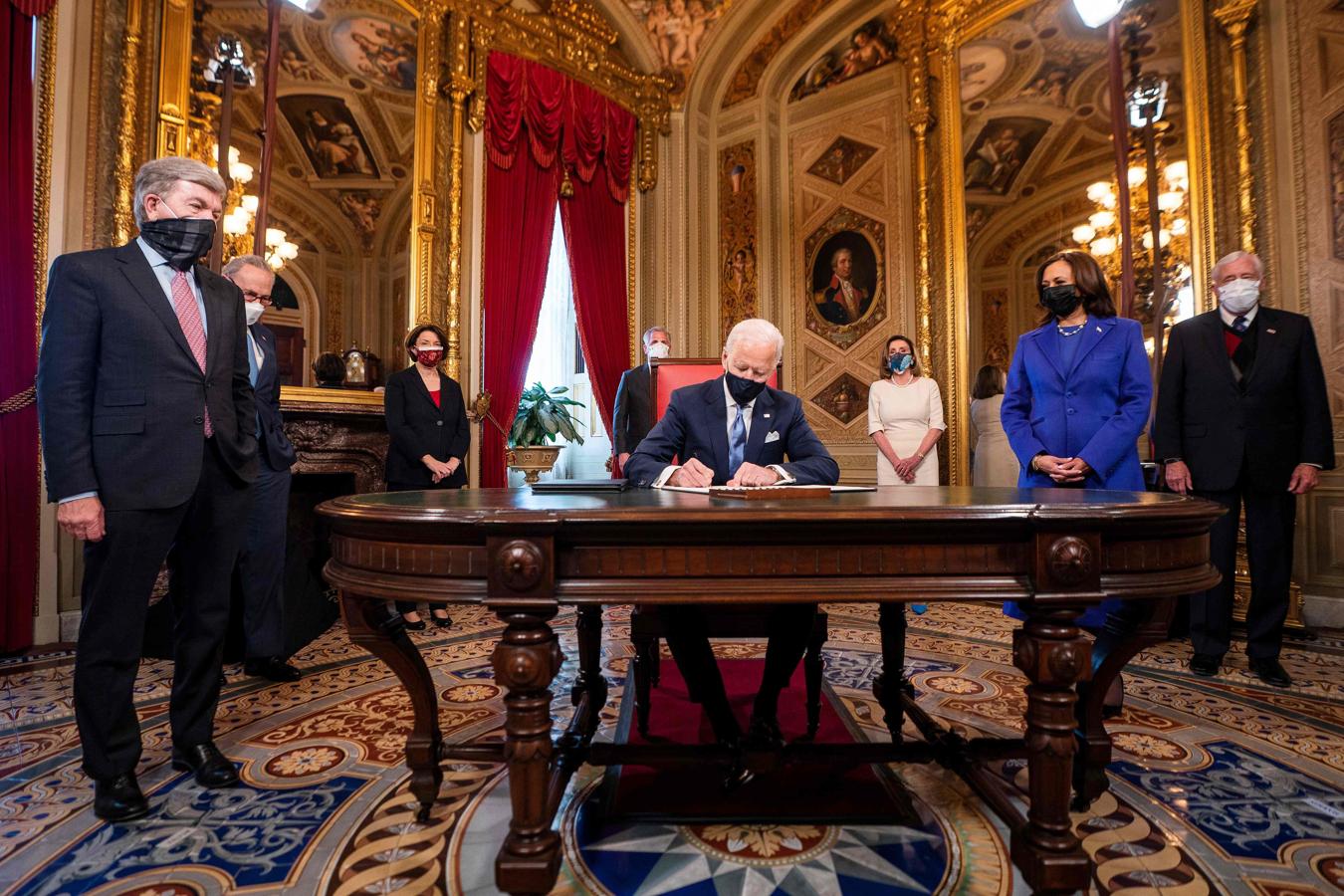 Biden firma sus primeros documentos como nuevo presidente de Estados Unidos