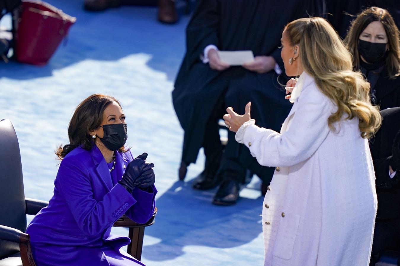 Kamala Harris contempla a Jennifer López durante su actuación