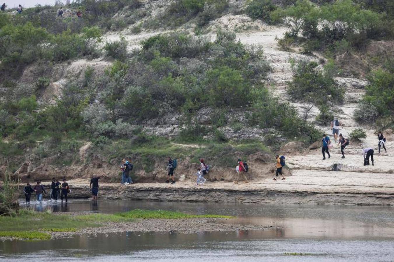 Una fila de inmigrantes dispuestos a buscar una vida mejor en EE.UU.