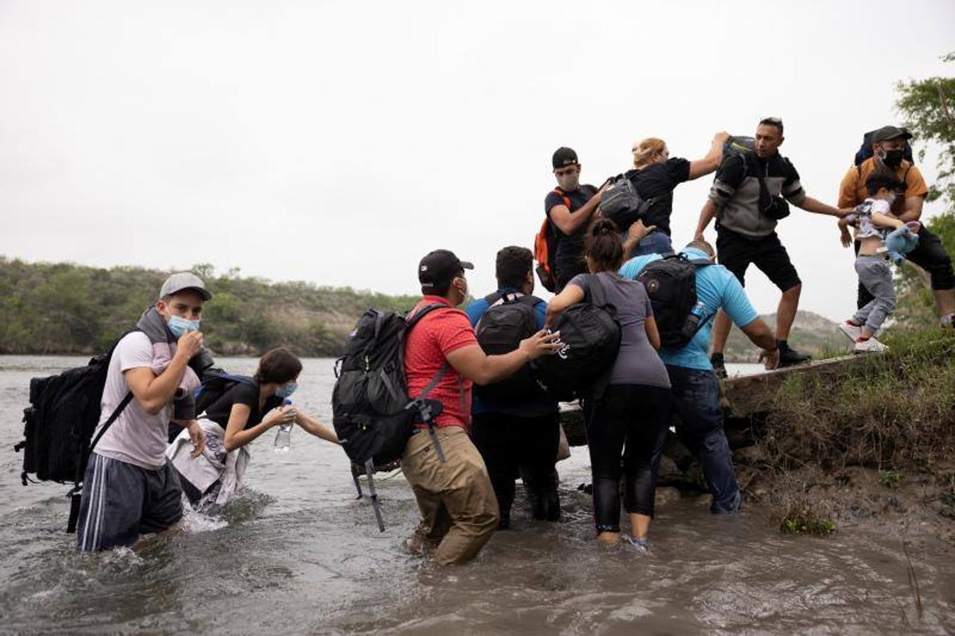 Un grupo de venezolanos se ayuda para alcanzar la orilla de EE.UU.