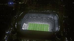 Sobrevolando el Bernabéu en pleno partido: el fútbol a vista de pájaro