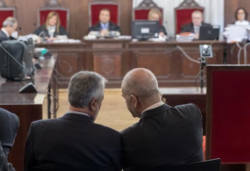 Griñán y Chaves comparten confidencias en la sala