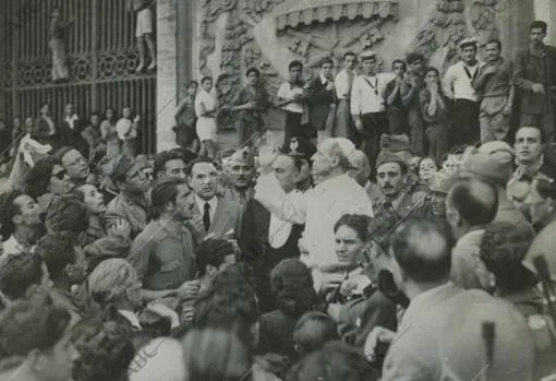 Pío XII recorre las calles de Roma tras un bombardeo durante la Segunda Guerra Mundial