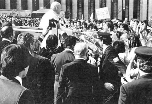 Juan Pablo II en la plaza de San Pedro momentos antes de sufrir el atentado