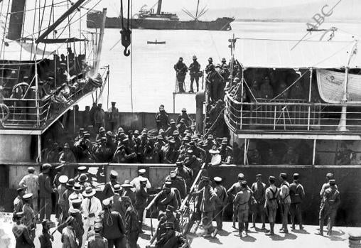Llegada de refuerzos. El muelle durante el desembarco de los soldados de intendencia en agosto de 1921