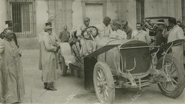 Alfonso XIII al volante de un automóvil