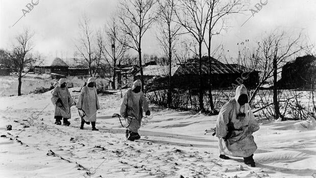 Rusia. 1941 (CA.). Un grupo de soldados de la División Azul española camina a través de la nieve