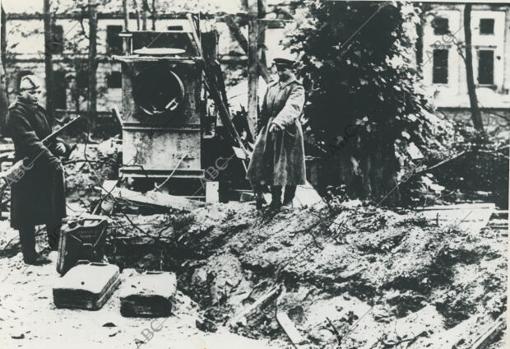 Soldados soviéticos posan ante la pila de tierra donde, creían, se suicidó Adolf Hitler