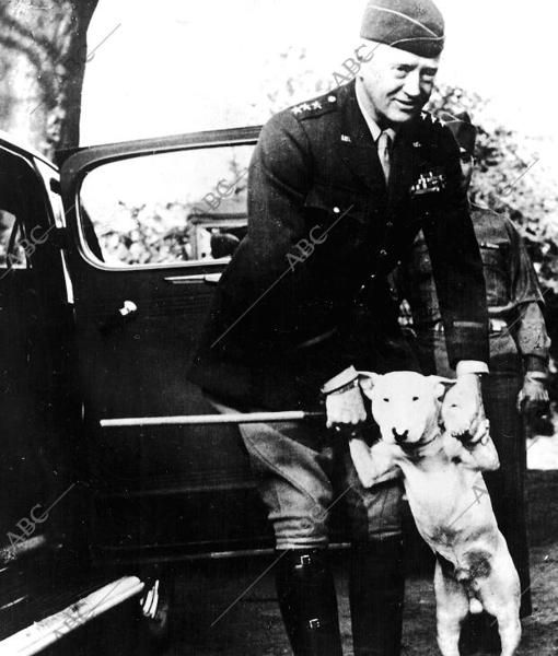 El general Patton, junto a su perro durante la IIGM