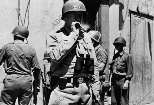 El teniente general Patton, Defe del 7º ejército americano en Sicilia, fumando