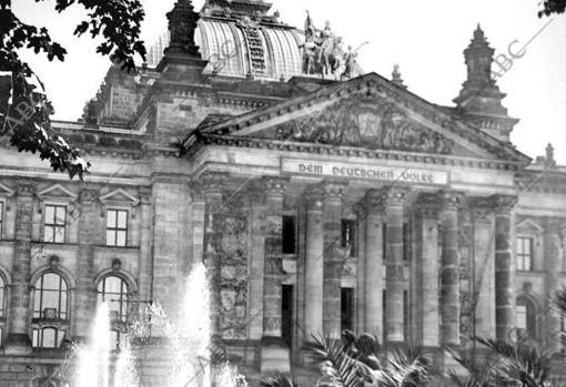 El Reichstag, cerca de la puerta de Brandenburgo en el comienzo de Hitler