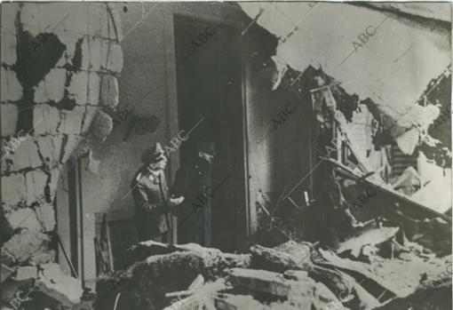 Adolf Hitler y su edecán Julius Schaub, contemplas las ruinas de la Cancillería