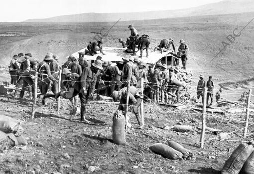 Soldados de ingenieros construyendo un blocao en la carretera de Meilla