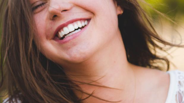 Evitar las bebidas carbonatadas y los azúcares es esencial para el cuidado de nuestra sonrisa