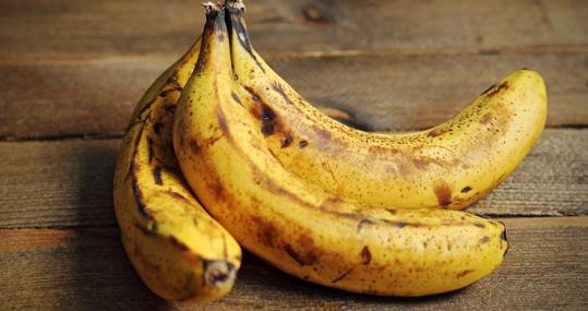 Por qué no debes tirar los plátanos maduros: trucos para aprovecharlos
