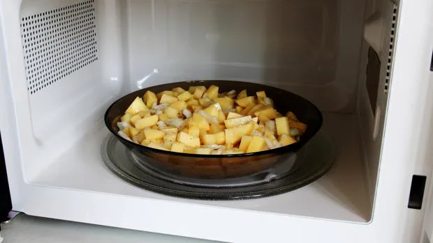 Patatas al microondas cocidas, cómo cocerlas perfectas