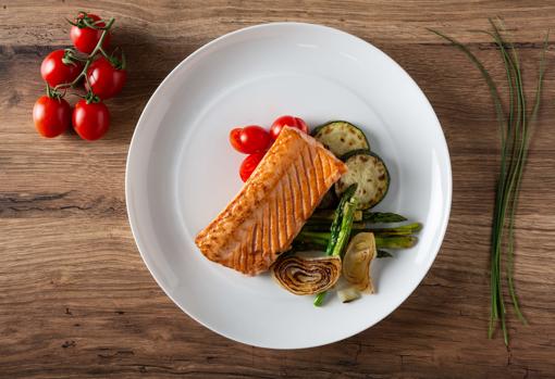 Salmón a la plancha con verduras.