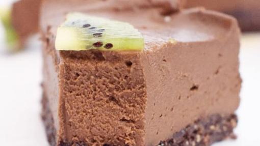 Tarta cremosa de chocolate.