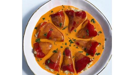 Pimientos del piquillo rellenos de bacalao con bechamel de avena.