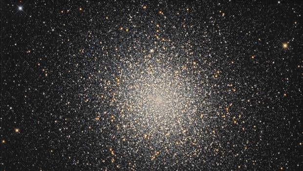El cúmulo globular 47 Tucanae (NGC 104) se encuentra a 16.700 años luz de la Tierra y tiene un diámetro de 120 años luz. Es de los mayores conocidos y c ontiene varios millones de estrellas